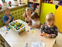 ilustracja do wpisu 
Wesołe zabawy z kolegami i koleżankami