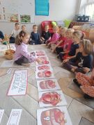 Przelicznie i umieszczanie jabłek w koszykach