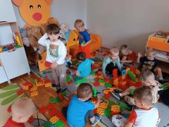 Budujemy przedszkole z klocków - grupa chłopców