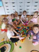 Budujemy przedszkole -grupa dziewczynek